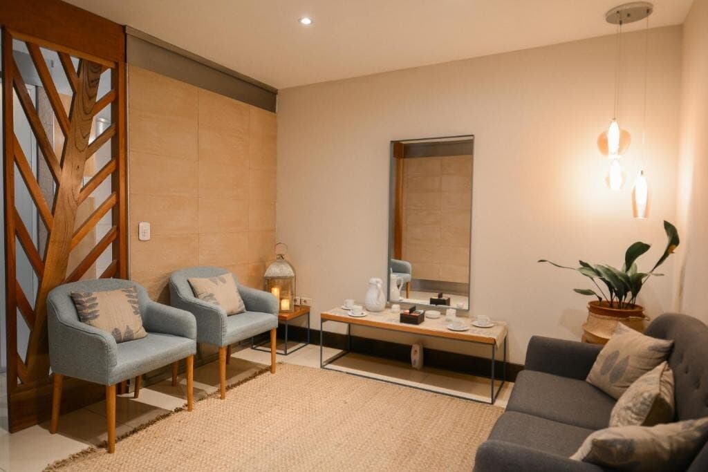 Equipo trabajando en proyecto innovador