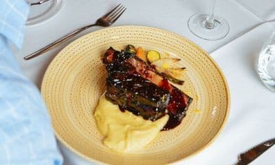 Equipo trabajando en proyecto innovador