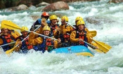 Equipo trabajando en proyecto innovador